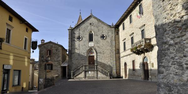 Portico of the parish church of Pietralunga with the square and surrounding buildings